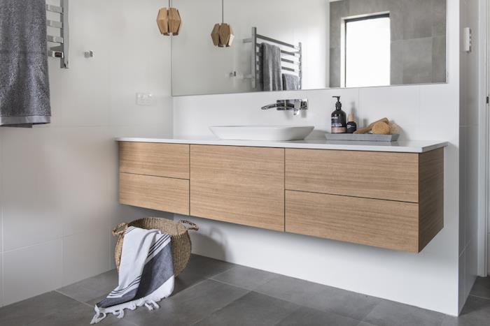 Depolama ünitesi, havlu sepeti, beyaz banyo, evde haberler veya apartman içi