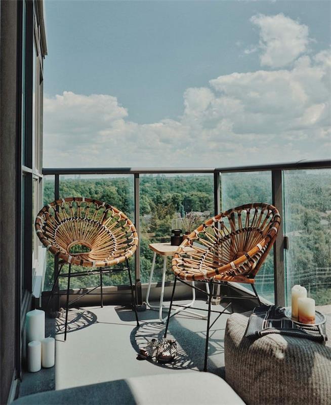 idėja įrengti balkoną su baldų 70 metų rotango foteliu