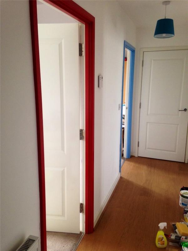 kapıları beyaza ve çerçeveleri mavi veya kırmızıya boyama fikri