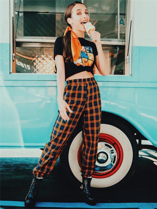 trendovska ženska oblačilna ideja s kvadratnimi hlačami z visokim pasom in oranžno ribico v laseh jpg
