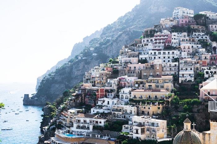 Amalfi čudovita pokrajina za urbano ozadje, pogled civilizacijskega fotografa na Positano colin s čudovitimi hišami