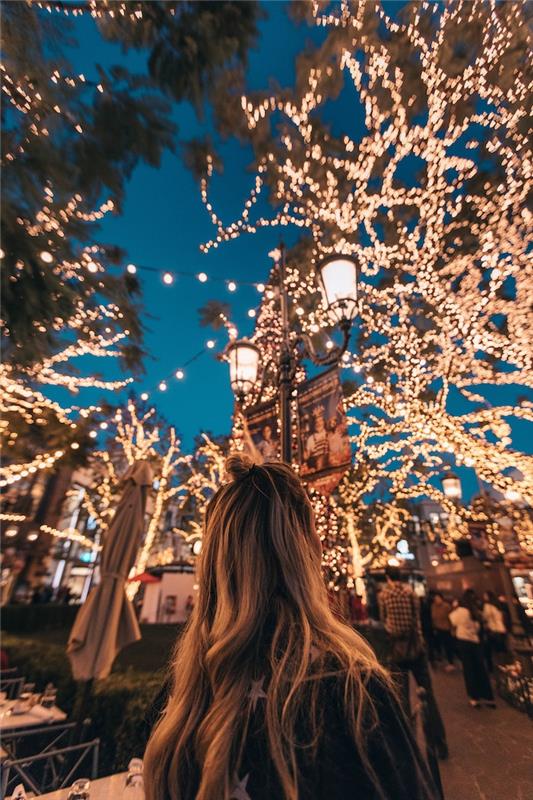 bir ağacı süslemek için bin ışık çelenk, Noel şehir manzarası fikri