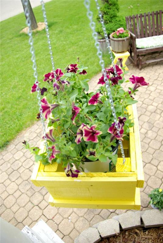 idėja, kaip pasidaryti gėlių dėžę padėkle, surinkti ir perdažyti geltonai lentjuostes, idėja pakabinti sodinuką su petunijomis