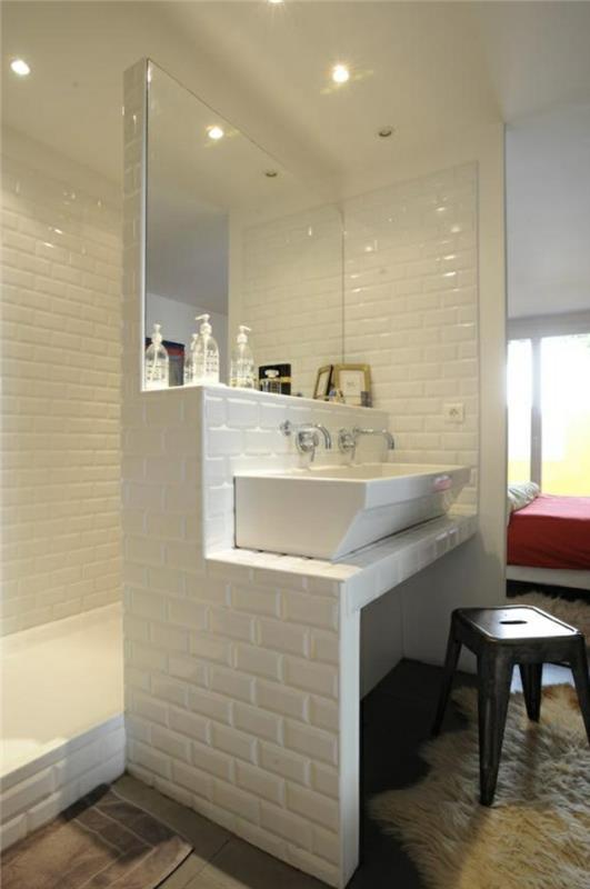 lepa ideja za dobro zasnovano majhno kopalnico s steno z belimi ploščicami