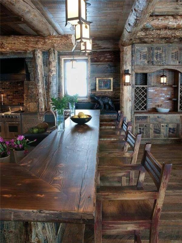 lepa-lesena-brunarica-hiša za bivanje-v-gori-temno-leseno-pohištvo-masivno-parket-tla-masivno-kuhinjsko-bar