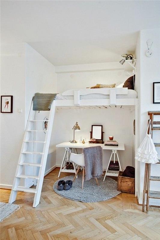 gražus miegamasis su laminuotu parketu šviesios medienos ir baltos spalvos sienomis