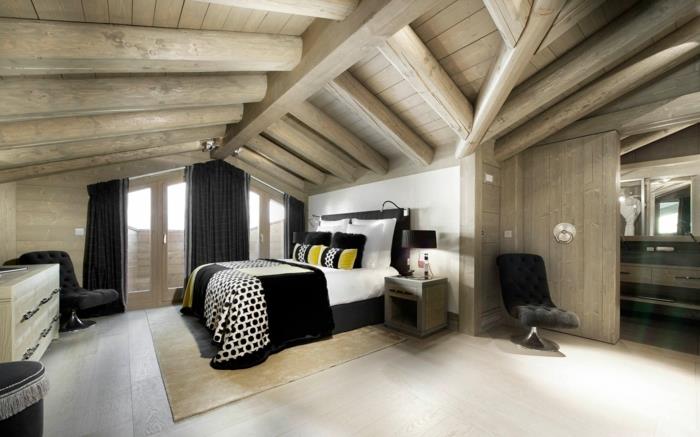 gražus-miegamasis-po šlaitu-įrengtos-stogo-užuolaidos-juodas-interjeras-medis