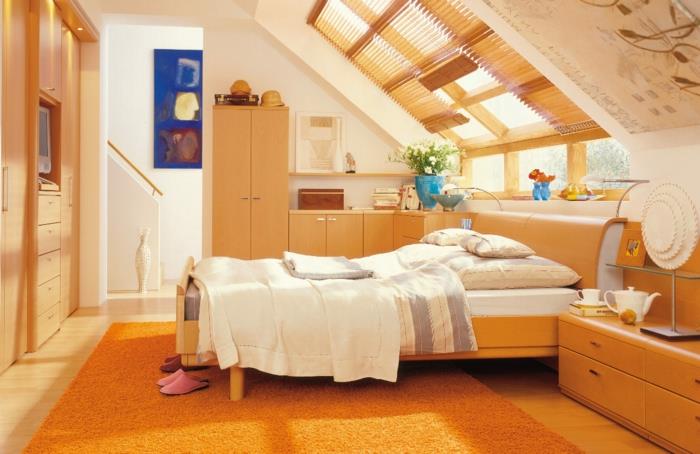 gražus tėvų miegamasis-po nuolydžiu-baldai-šviesios medienos-oranžinės spalvos kilimas-smėlio spalvos sienos