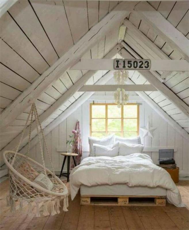 lepa-podstrešna-opremljena-v-spalnici-v rustikalnem slogu-gugalnica-viseča-iz-palete-postelja-pohištvo-strešna postelja