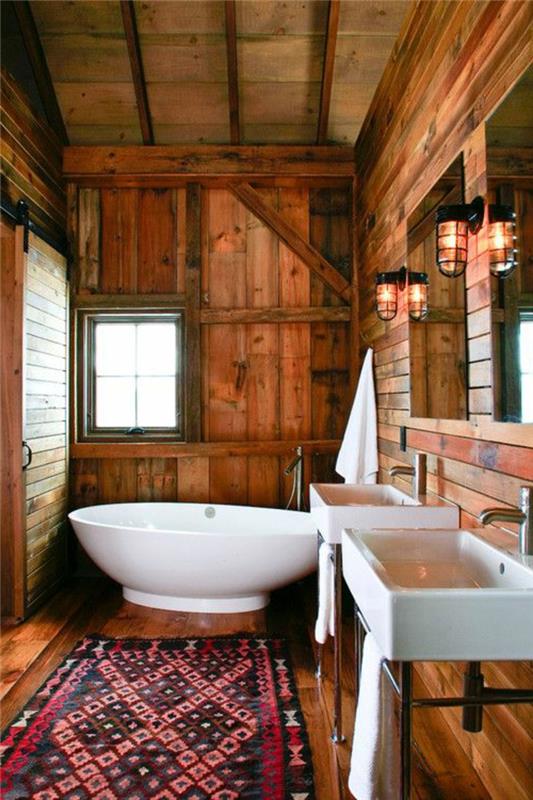 gražus vonios kambarys tamsios medienos ir raudonai juodo kilimo vonios kambario baldai