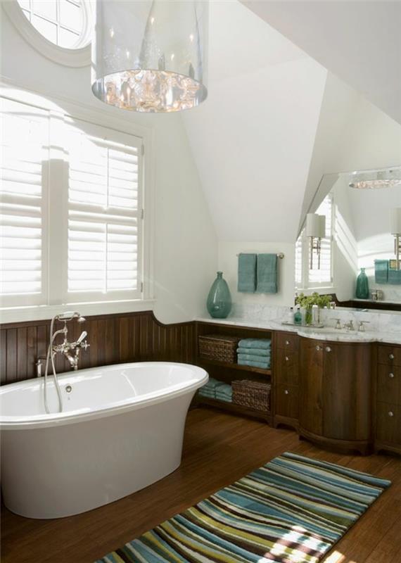 gražus vonios kambarys po šlaitu ir vonia baltas ikea kilimas su spalvotais dryžiais