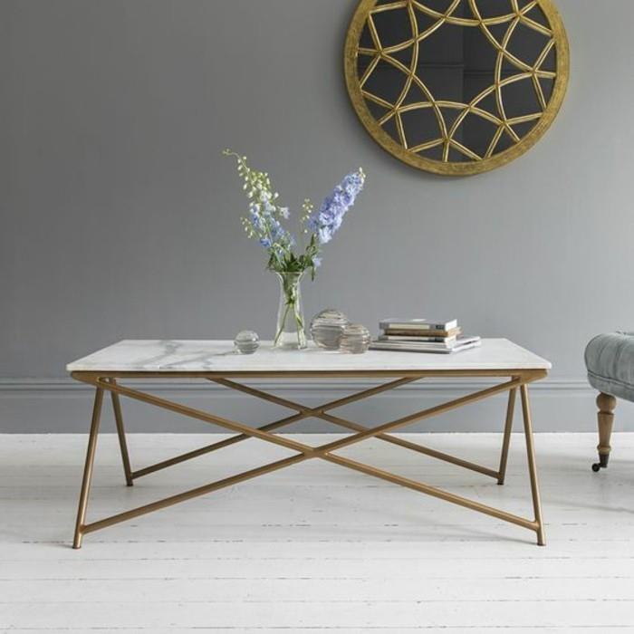 lepa-mizica-v-belem-marmorju-z-geometrijsko-železno podlago