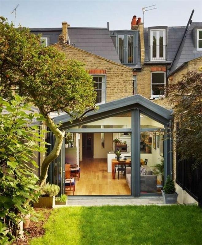 nuostabus-modernus-verandos stogas-veranda-pilka-harmonijoje-su-namo-stogo spalva-ramus ir patogus kampas