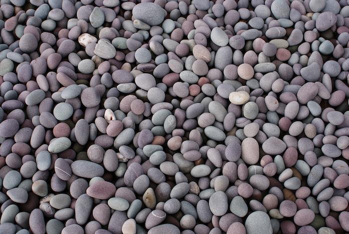 bahçe yolu için çeşitli büyüklükteki çakıl taşları örneği