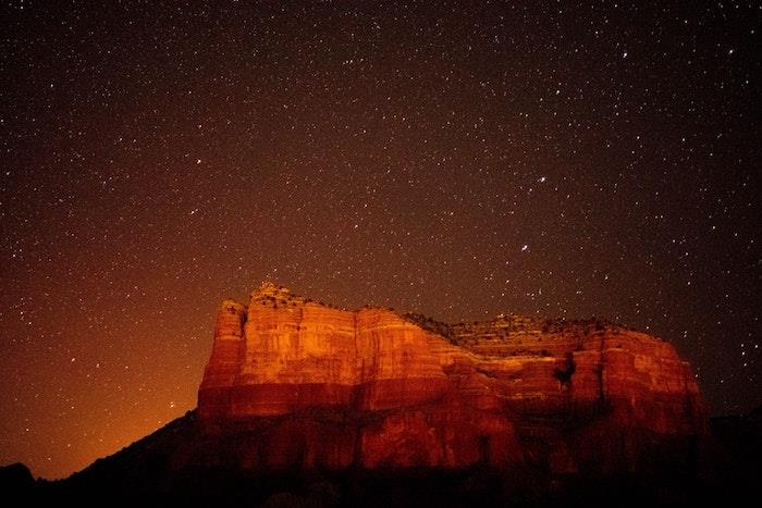 Vaizdas į kanjoną naktį, dangiška vieta, fantastiškas kraštovaizdis, gražus žvaigždžių vaizdas tapetams