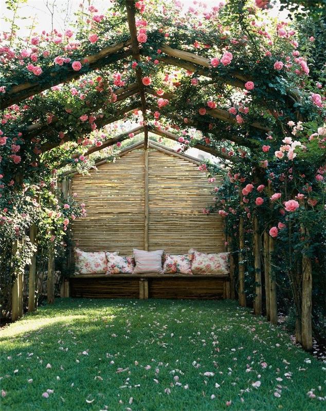 natūrali rožių pavėsinė sode virš sofos, manekenų sodas