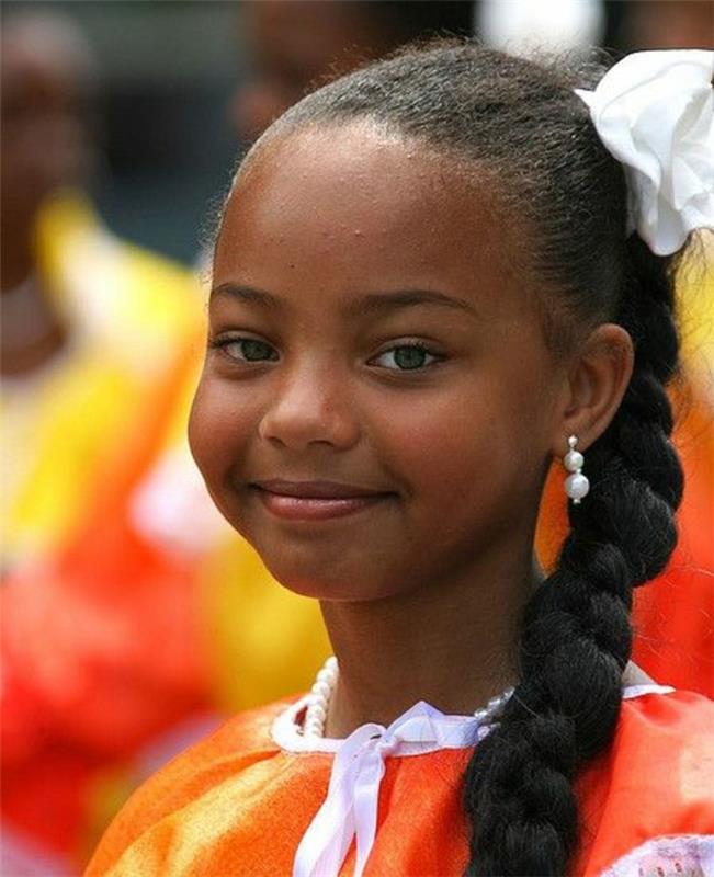 a-cute-grand-girl-with-a-cute-classic-long-nerija-apsvaiginimo-šukuosena-su-pynė