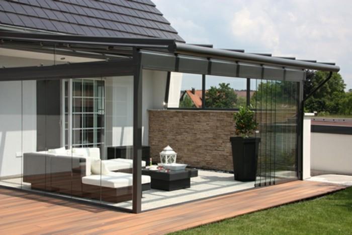 a-mažas-šiuolaikiškas-veranda-taupantis erdvę-itin modernus-stiklo-verandos modelis