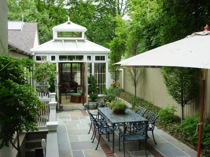 maža šiuolaikiška veranda, iš kurios atsiveria vaizdas į gražaus dizaino verandos sodą mažoms erdvėms
