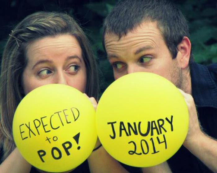 hamile olduğunuzu duyurmak için iki adet şişirilmiş balon, en iyi haberi vermek için yaratıcı fikirler