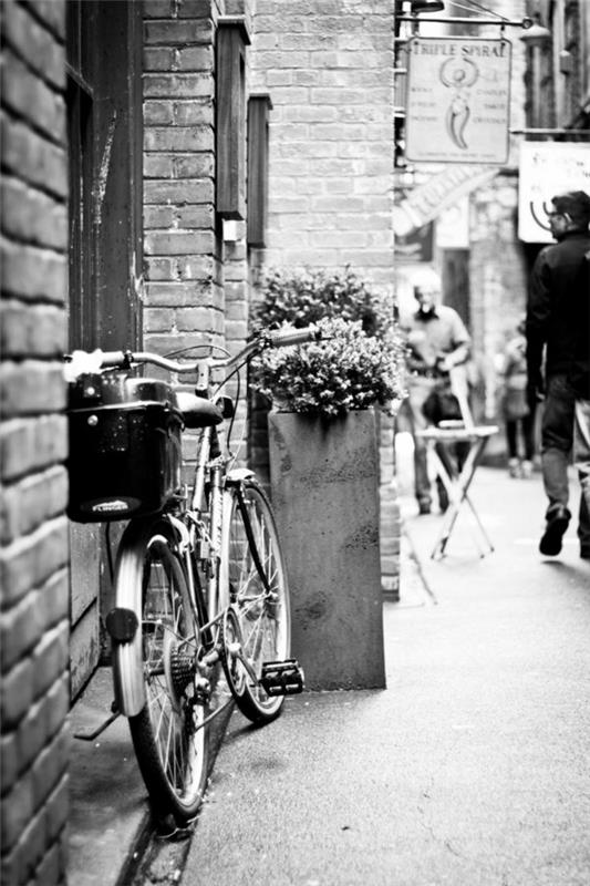 sokakta-sanatsal-fotoğrafçılık-siyah-beyaz-bisiklet-
