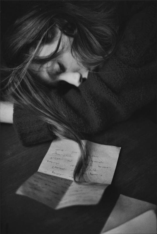 a-sanatsal-fotoğraf-siyah-beyaz-uyuyan-kadın-harf-hüzün