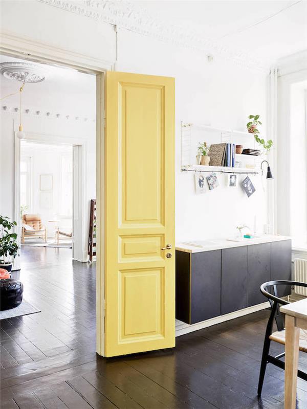 mutfağıma resim yapma fikri veren açık sarıya boyanmış bir kapı