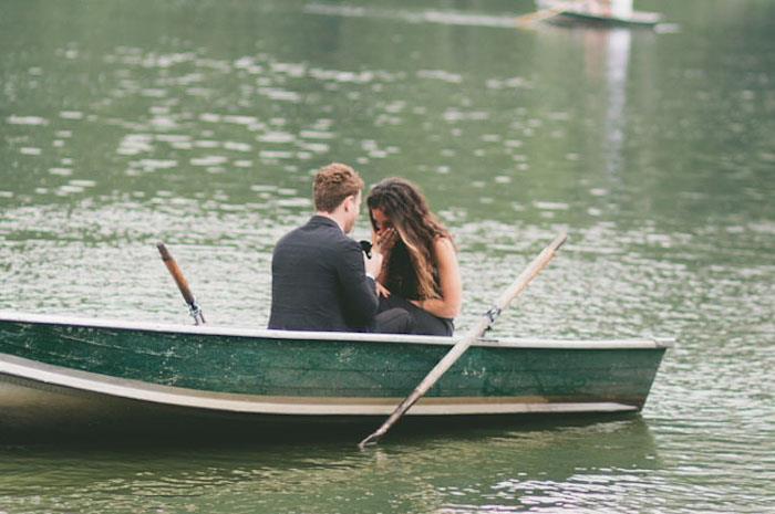 izlet z ladjico po jezeru z izvirno poroko, moški in ženska presenečenje