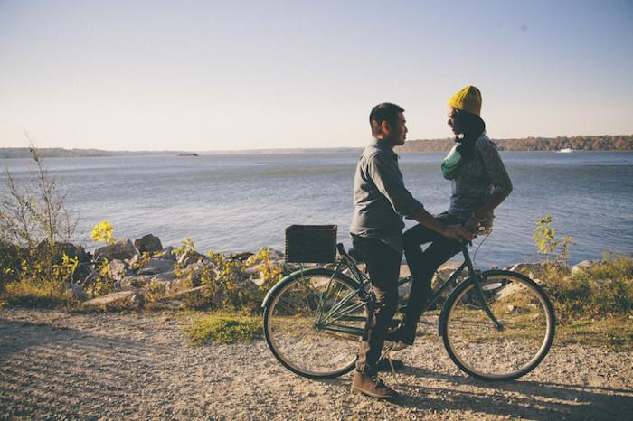 ideja za vožnjo s kolesom ob jezeru, ki se konča z izvirno poroko