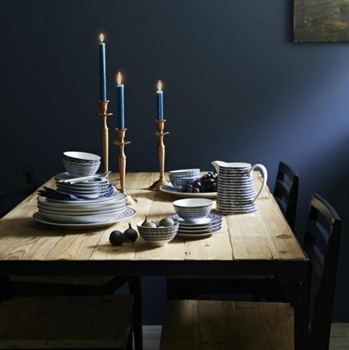 a-dining-vintage-rustic-indigo-wall-color-rustic-table-in-stoli-namizni pribor-z-indigo-vzorci-orientalskega-navdiha