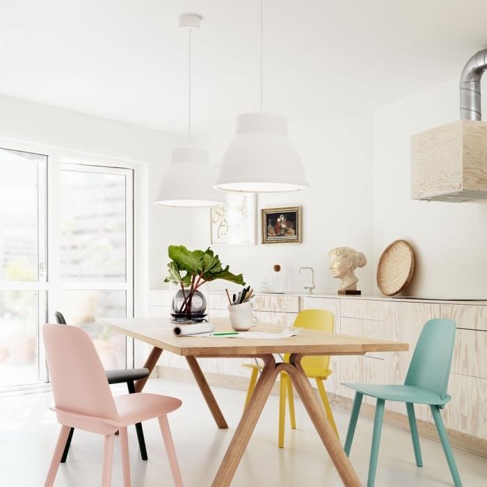 Masif ahşap masa, sarı, mavi ve pastel pembe sandalyeler, ahşap mutfak cephesi, vintage dekorasyon ile yemek odası ile İskandinav evi