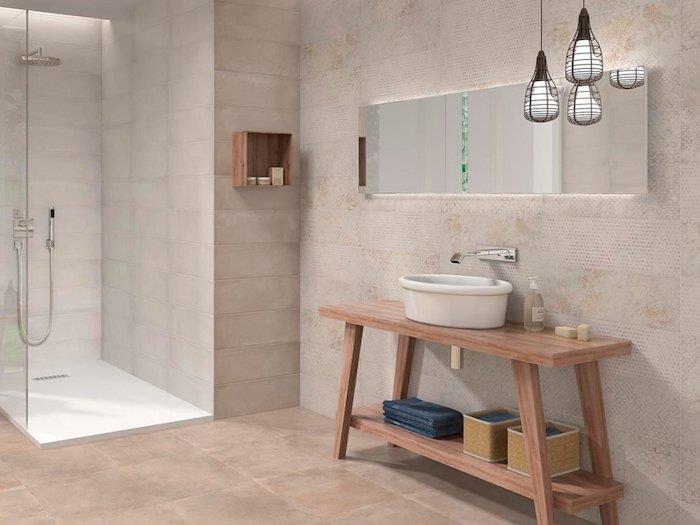 Lepa skandinavska kopalnica, lepo urejen zasebni prostor, izvirni lestenci, preprosto shranjevanje klopi, preoblikovane v umivalnik