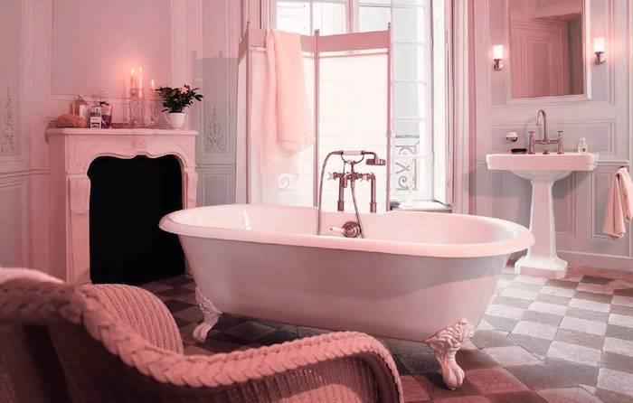 kopalnica v starinskem slogu v stari roza barvi in ​​kamin v notranjosti