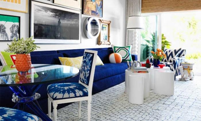 a-boemski slog-dnevna soba-sprostitev-in-jedilnica-indigo-kavč-stoli-v-belem-in-indigo-bogati-stenski dekoraciji-bela-mizica-oblikovanje-in-miza- steklo