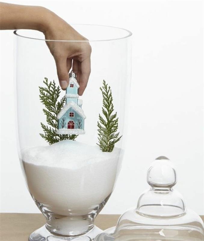 a-vrhunska-ideja-za-božično-dekoracijo-stekleno posodo-polno-ponaredkov-snežne-jelke-vej-in-zasnežene hiše