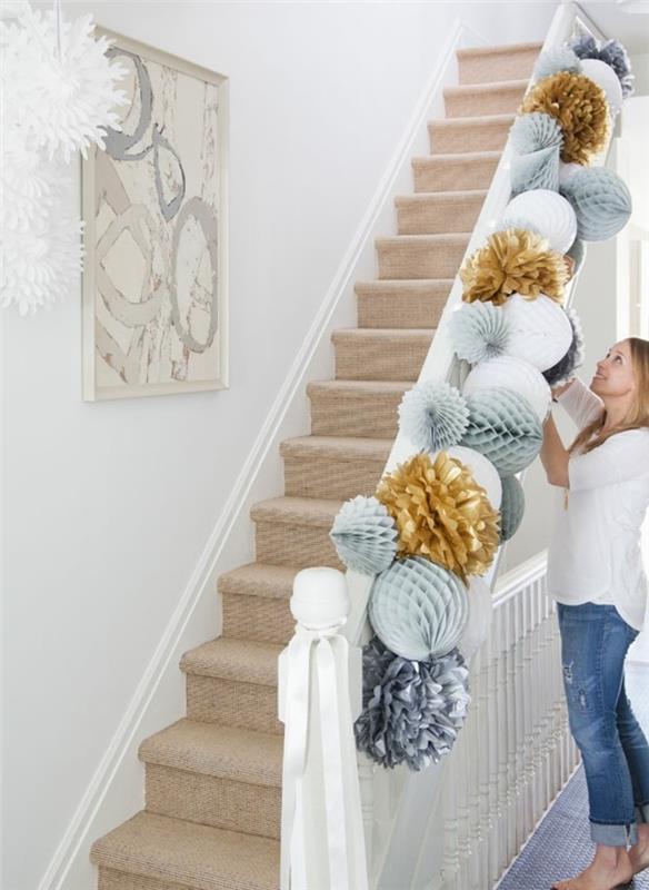 a-super-laiptai-idėja-Kalėdoms-didelėms gėlėms-ir-pomponai-surinkti-kaip-popieriaus girliandas