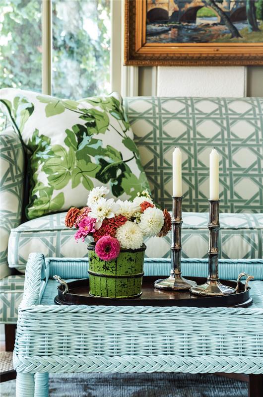 turkio spalvos stalo piešinys iš rotango baldų priešais sofą su gėlių vaza virš JPG
