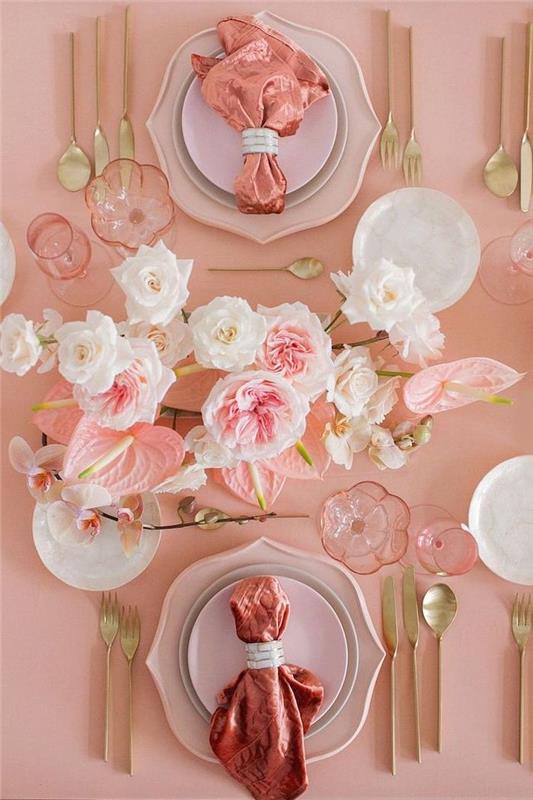 rožinis toninis stalas Valentino dienai su rožėmis ir lelijomis