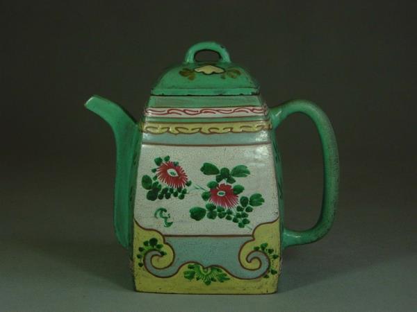 originalus-pieštas-arbatinukas-iš mielų gėlių