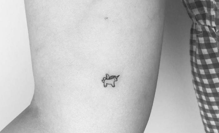 tetovaža samoroga, tetovaža znotraj roke, majhne tetovaže na bokih, črno -bela fotografija
