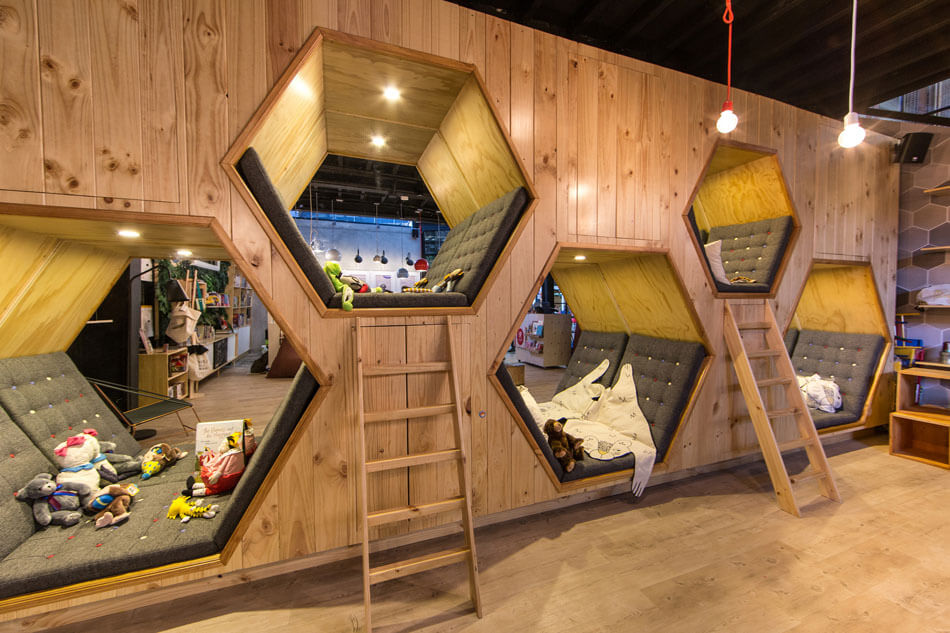 Área de juegos en forma de casas de nido de abeja.