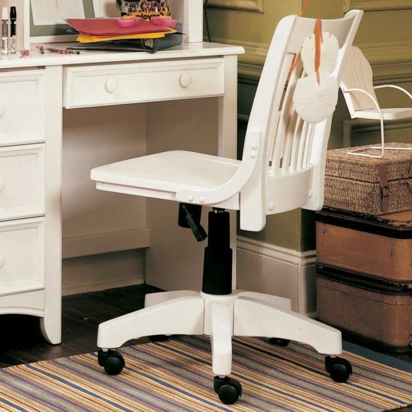 edinstven stol v beli pisarni in miza
