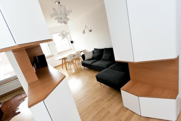 doğal renkte ahşap ve zarif beyaz mobilyalarla benzersiz, sıcak ve minimalist tasarım