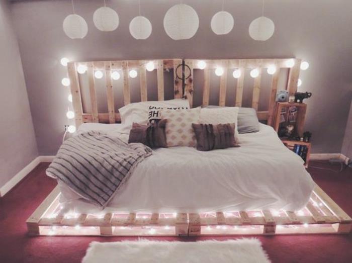 ideja-pohištvo-v-paleti-ideja-strašna postelja-z-lučmi-med-paletami-romantično-vzdušje