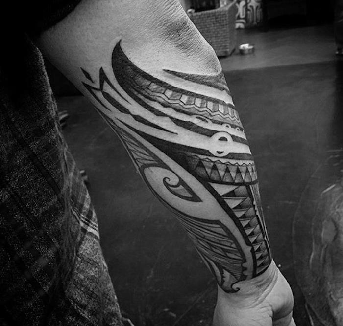 „Braccio di un uomo con un tattoo of simboli maori“