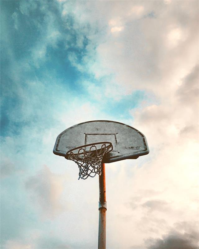 Krajinska slika košarkarskega igrišča, pokrajina Avstralije, pokrajina Kanade, fantastični oblaki