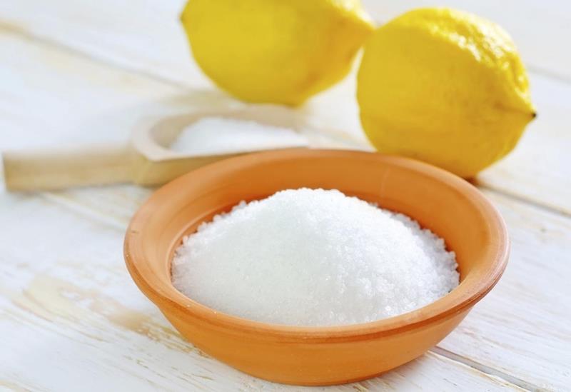 uporabite citronsko kislino za odstranjevanje rje na konici za čiščenje hiše iz nerjavečega jekla
