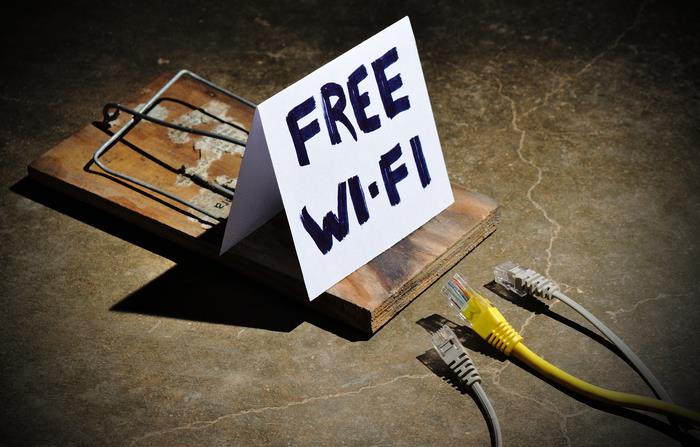 ponazoritev nevarnosti nezavarovanih javnih omrežij wifi in pomena VPN -ja