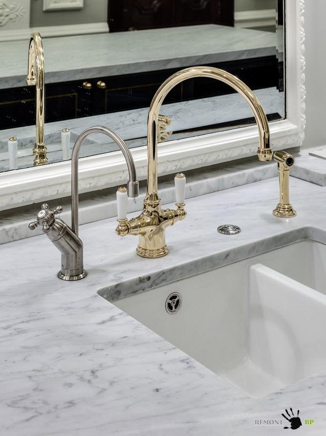 Dettagli in metallo dorato della decorazione del bagno