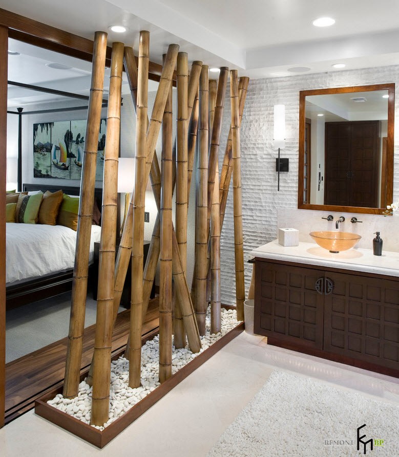Banyoda büyük dekoratif bambu